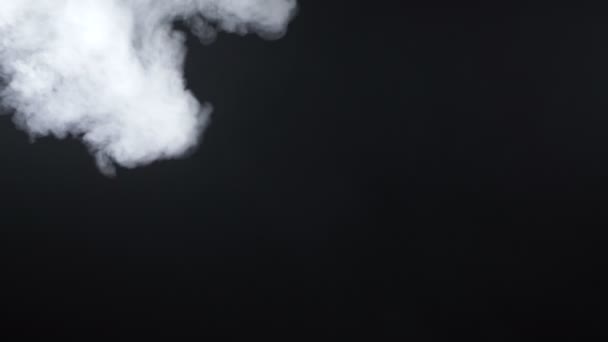 Schießen von Rauch auf schwarzem Hintergrund — Stockvideo