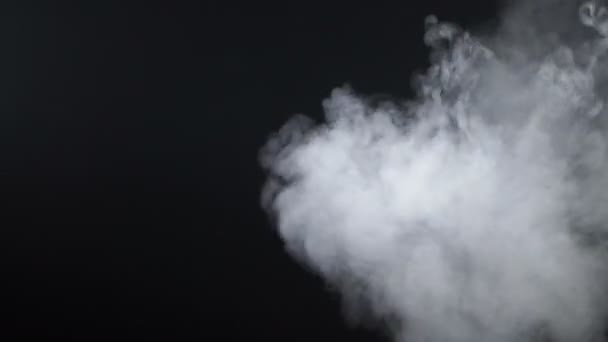 Schießen von Rauch Textur auf schwarzem Hintergrund — Stockvideo