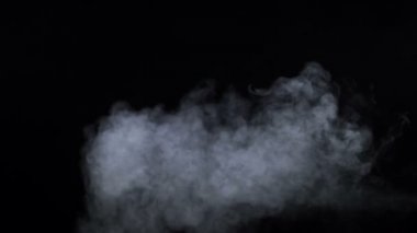 Siyah arka plan üzerinde beyaz sigara buhar Video