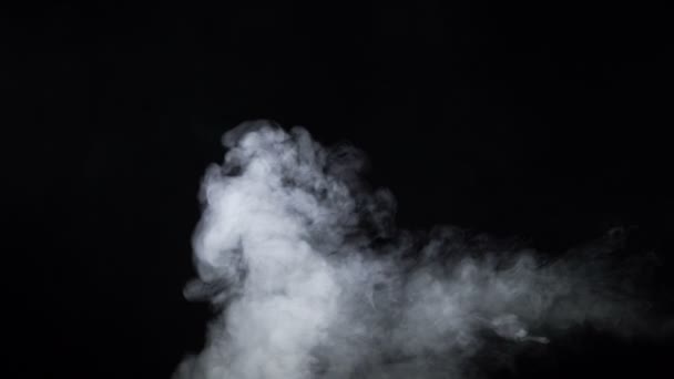 Vidéo de vapeur de cigarette blanche sur fond noir — Video