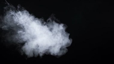 Siyah arka planda beyaz sigara dumanı çekim