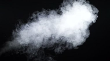 Siyah arka planda beyaz sigara sis çekim