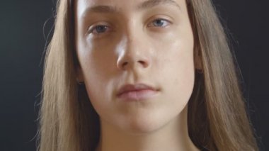 Genç görünümlü kızın görüntüleri