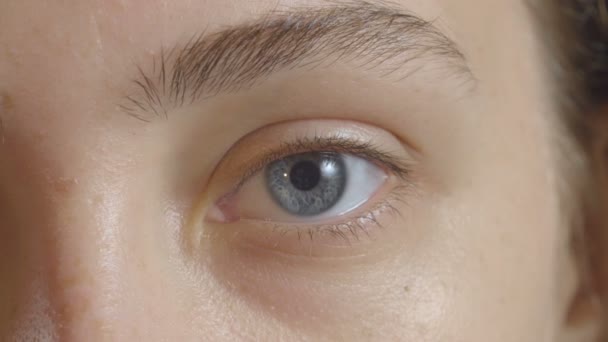 Видео с женским серым глазом — стоковое видео