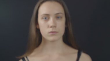 Odaklanarak genç görünümlü kız Video