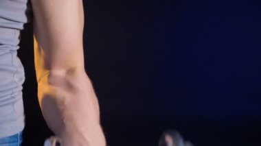 Dumbbell ile eğitim adam Çekim