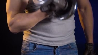 Metal dambıllı adamın videosu