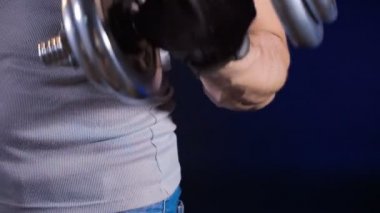 Metal dambıl ile adam çekim