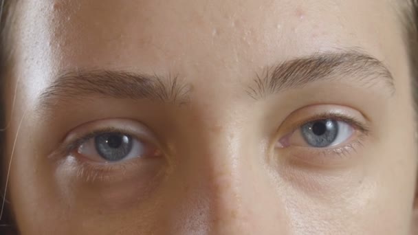 Obraz ženomodrých očí — Stock video