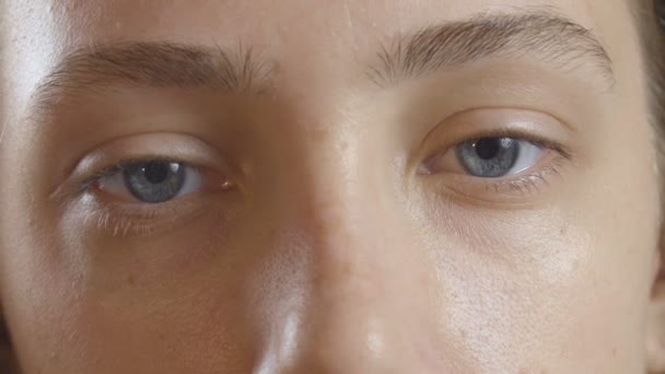 Imágenes de los ojos azules de las mujeres — Vídeos de Stock