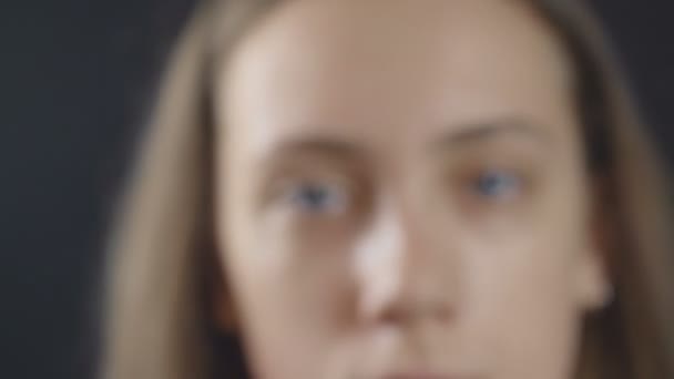 Vídeo da mulher loira olhando em foco — Vídeo de Stock