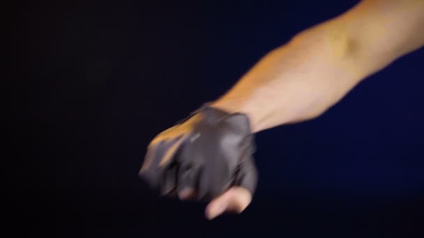 Vidéo de l'homme montrant le poing dans des gants de sport 