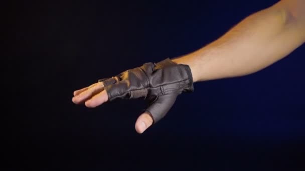 Vídeo do homem mostrando o polegar em luvas esportivas — Vídeo de Stock
