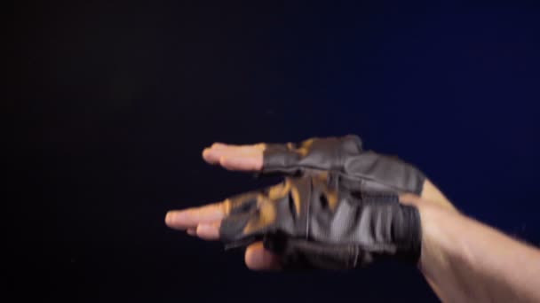 Images de l'homme montrant un combat amusant dans des gants de sport 