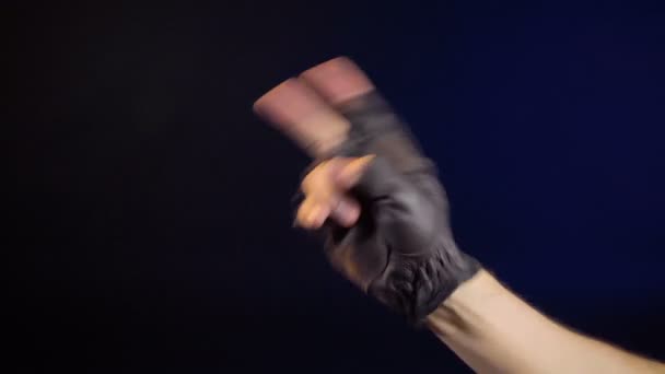 Vidéo de l'homme montrant le comptage dans des gants de sport — Video
