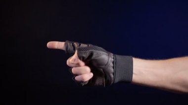 Spor eldivenlerde sayım gösteren dövüşçü