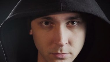 Siyah kapüşonlu yetişkin adamın videosu