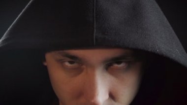 Siyah kapüşonlu suçlu adamın videosu