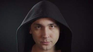 Siyah kapüşonlu adamın videosu