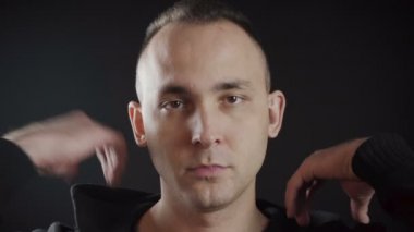 Siyah kapüşonlu genç adamın görüntüleri