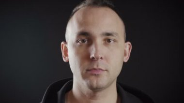 Siyah kapüşonlu adamın videosu