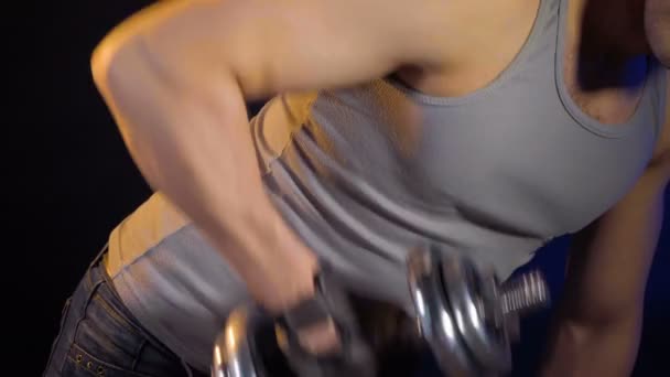 Hombre haciendo ejercicio con mancuerna de metal — Vídeo de stock