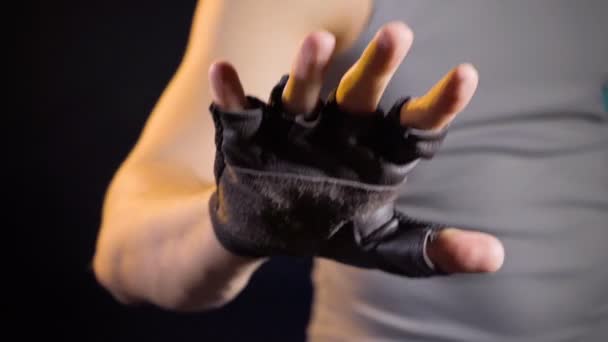 Боец показывает разминку в спортивных перчатках — стоковое видео