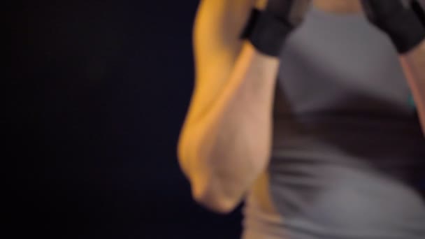 Video o muži zobrazující zahřívání ve sportovních rukavicích — Stock video
