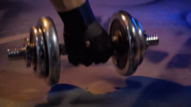 Видео, как мужчина поднимает металлические гантели — стоковое видео