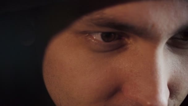 Відео приховування чоловіка в чорному капюшоні — стокове відео