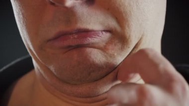 İkinci çeneye dokunan adamın videosu