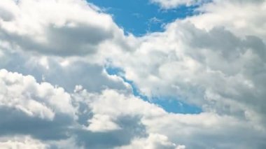 Yaz aylarında mavi gökyüzünde beyaz bulutların Video