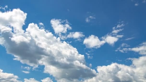 Vidéo des nuages blancs sur ciel bleu — Video