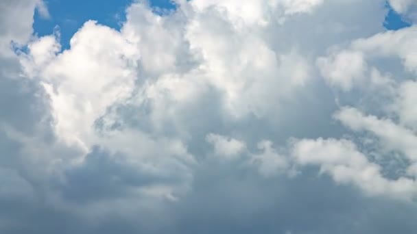 Tiro de las nubes blancas en el cielo azul — Vídeo de stock