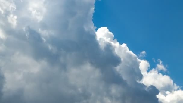 El rodaje de las nubes blancas en el cielo azul en verano — Vídeo de stock