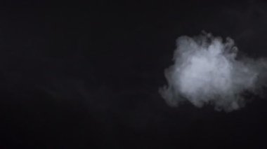 Siyah arka planda beyaz sigara dumanı dokusunun çekimi