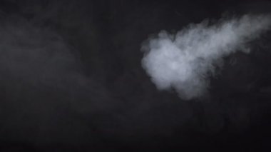 Siyah arka planda beyaz sigara dumanı çekim
