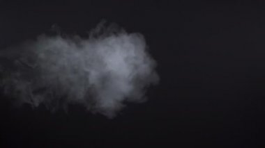 Siyah arka planda beyaz sigara dumanı dokusu