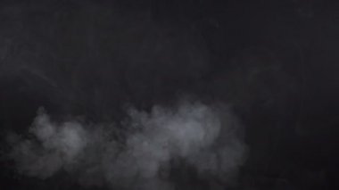 Siyah arka planda bulutlu sigara dumanı çekimleri