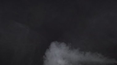 Siyah arka planda bulutlu sigara dumanı çekimleri
