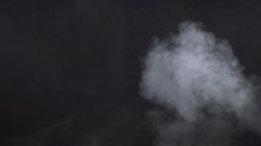 Siyah arka planda sigara dumanı çekimleri