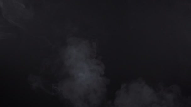 Съемка мутной текстуры сигаретного дыма на черном фоне — стоковое видео