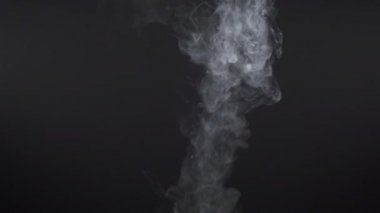 Siyah arka planda bulutlu e-sigara dumanı çekimleri