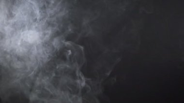 Siyah arka plan üzerinde beyaz bulutlu e-sigara dumanı