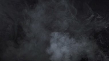 Siyah arka planda beyaz sigara buharı