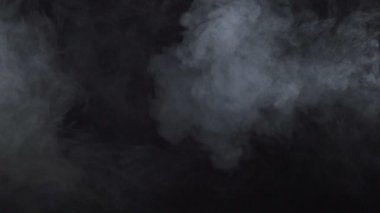 Siyah arka planda beyaz bulutlu sigara dumanı