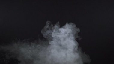Siyah arka planda bulutlu sigara dumanı