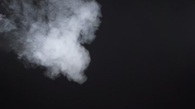 Siyah arka planda bulutlu sigara sisi