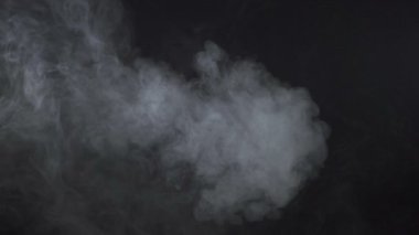 Siyah arka planda bulutlu sigara sisi