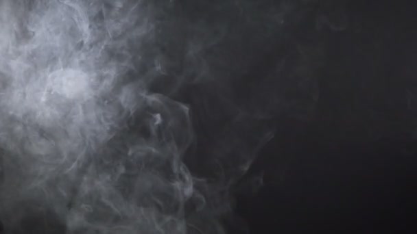 Branco fumaça nublado e-cigarro no fundo preto — Vídeo de Stock